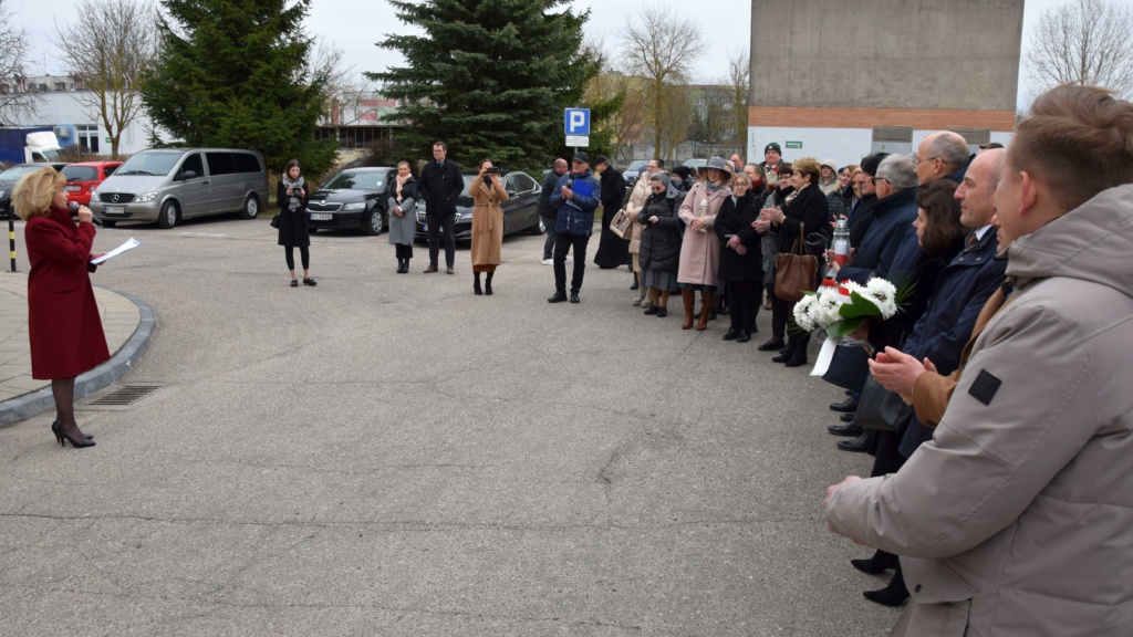W hołdzie nauczycielom z Suwalszczyzny – uroczystość odsłonięcia tablicy memoratywnej w CEN w Suwałkach