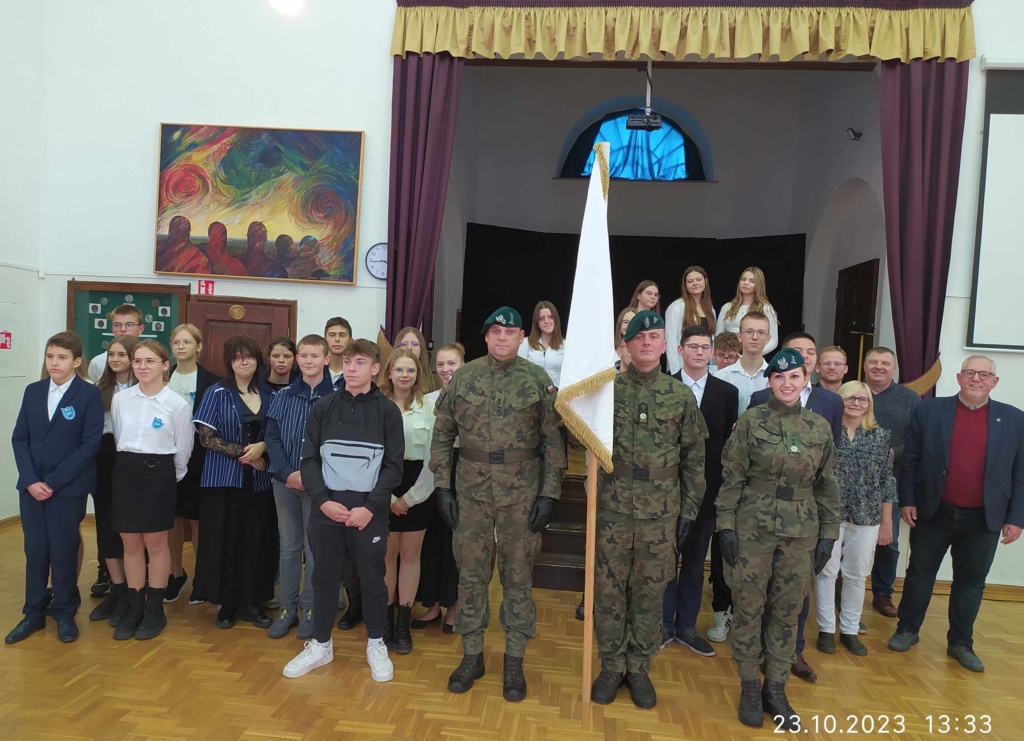 Sztandar i poczet sztandarowy w szkole