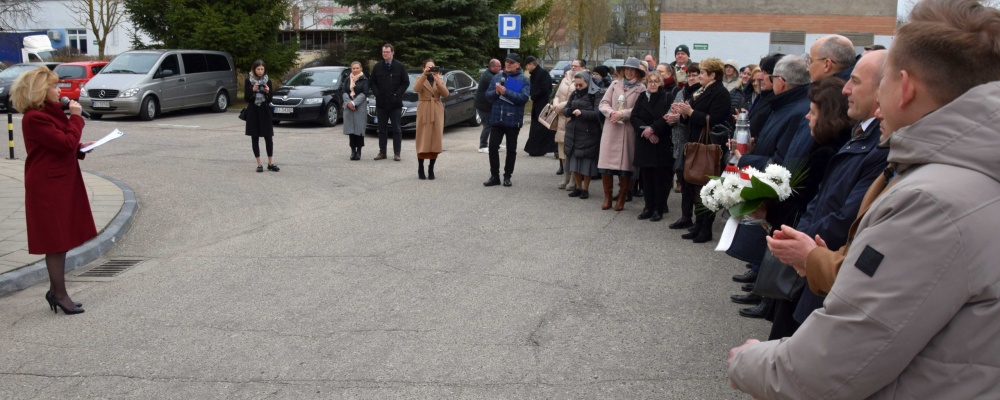 W hołdzie nauczycielom z Suwalszczyzny – uroczystość odsłonięcia tablicy memoratywnej w CEN w Suwałkach